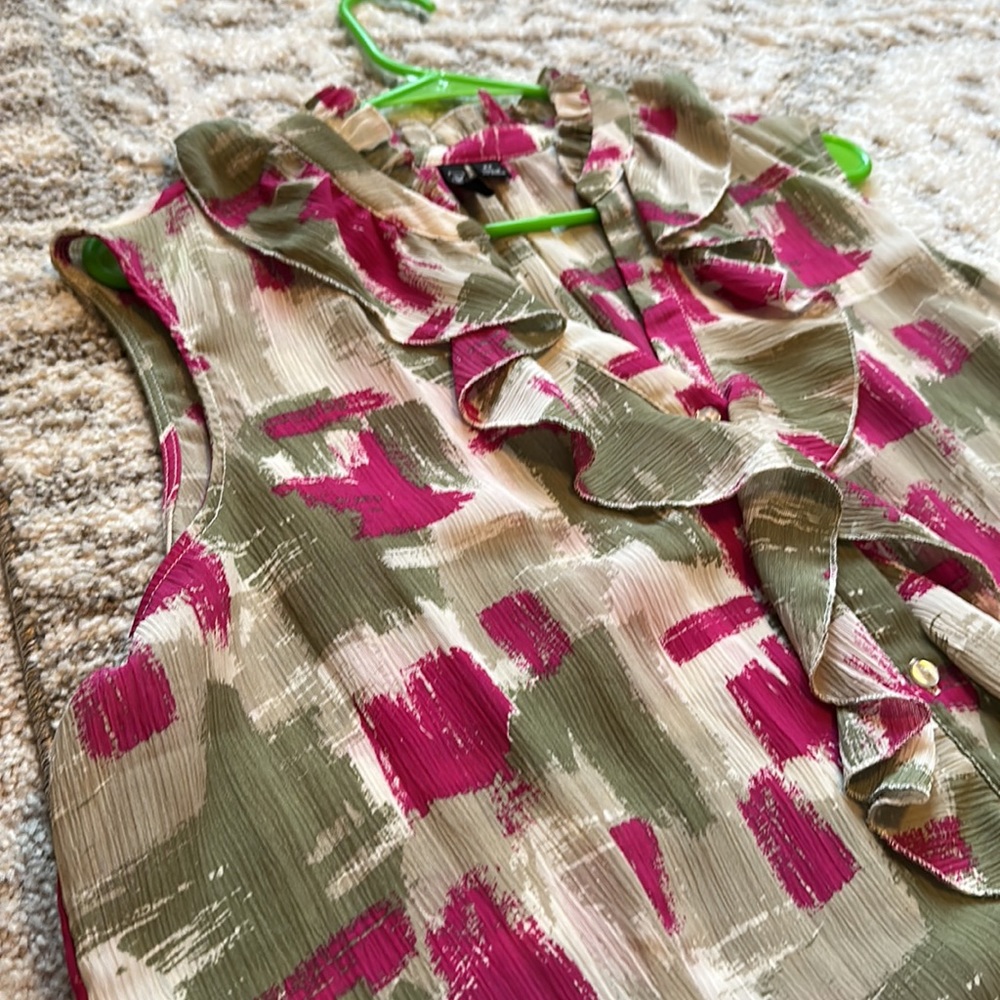 NWOT Ruffled Button Blouse - Picture 4 of 7